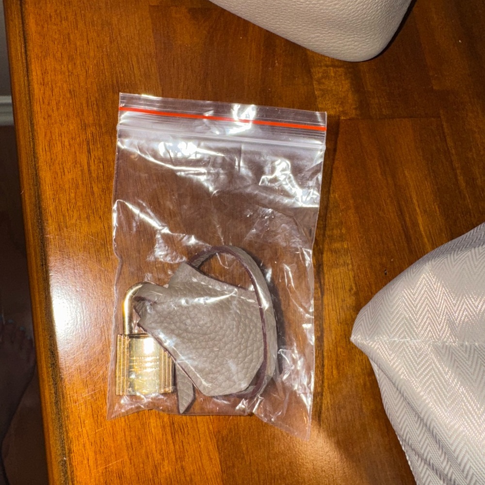 Boutique Taupe Leather Bucket Bag - Picture 7 of 8